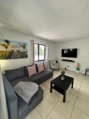 Apartment in Hollywood close to shops & beach 110